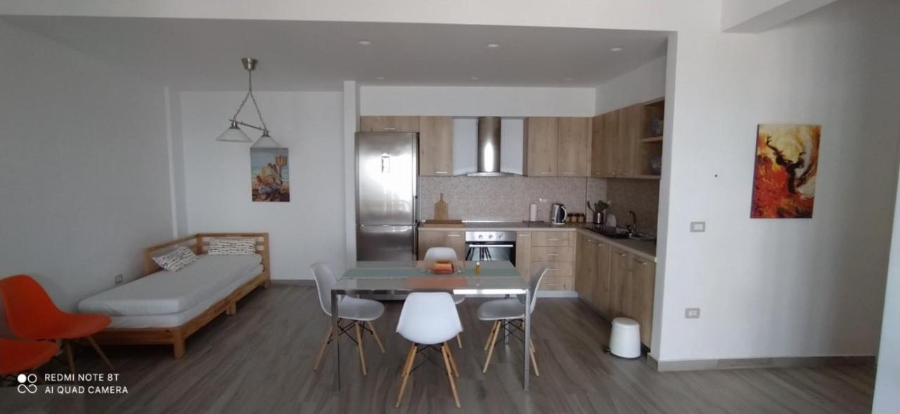 Matthews Beach House Вльора Екстер'єр фото