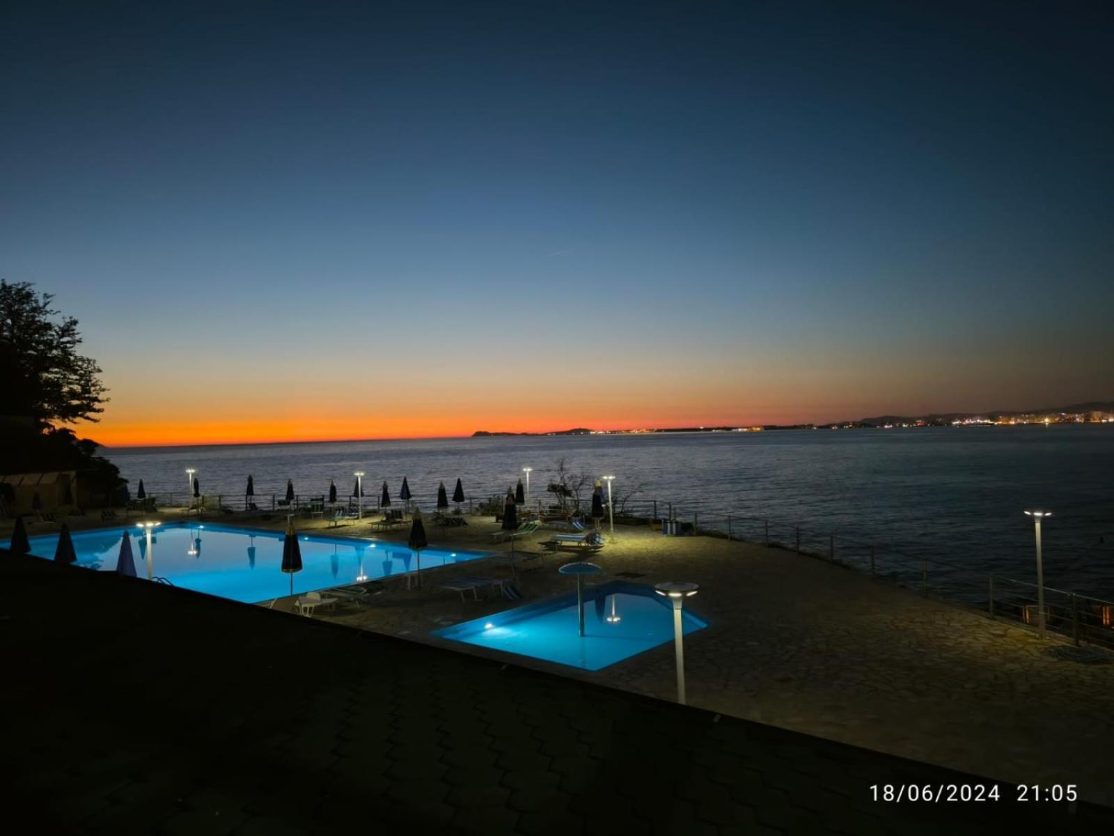 Matthews Beach House Вльора Екстер'єр фото